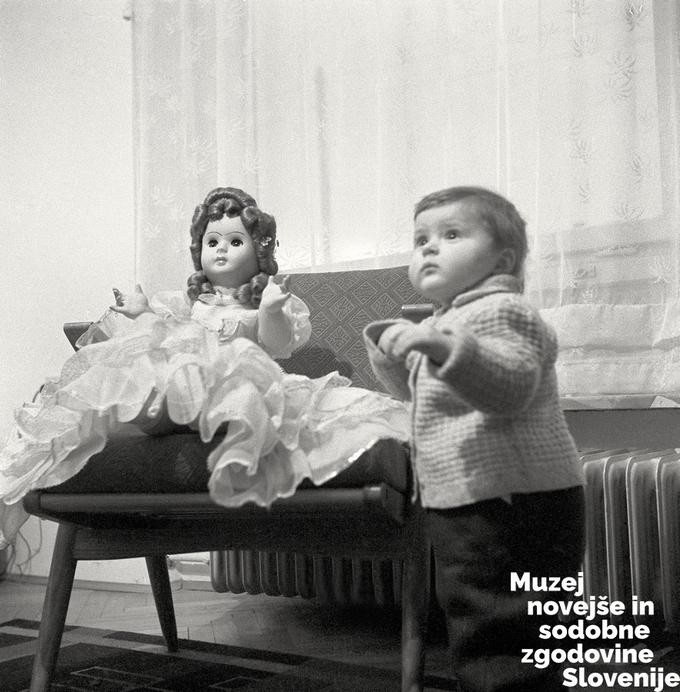 Bambola z rokicama, ki sta nakazovali, da se ta perfektna punčka podaja le v naročje gospodinje in nedolžnega otroškega uma, je v kakšnem desetletju zamrla. | Foto: Edi Šelhaus, hrani: MNSZS