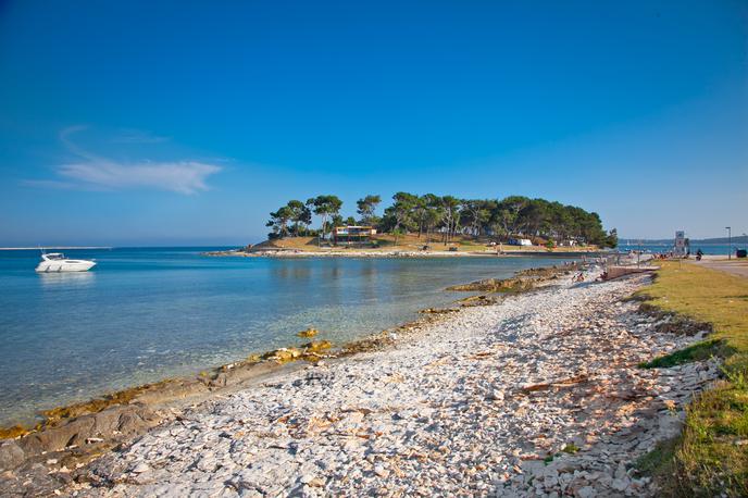 Medulin, plaža, hrvaška, Istra | Pojem javne plaže zajema mestne plaže in plaže pred turističnimi nastanitvenimi objekti, pojem plaže za posebne namene pa se nanaša na določene dejavnosti, kot so na primer zdravstvena dejavnost, plaža za pse in podobno. | Foto Shutterstock