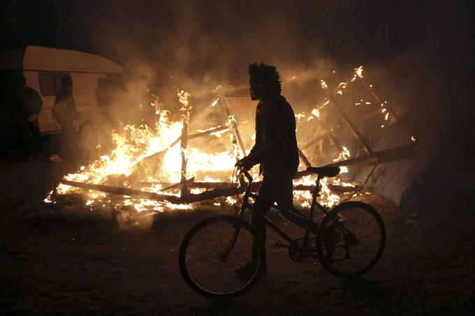 Požiganje bivališč je del njihove tradicije, pravijo oblasti v Calaisu. | Foto: Reuters
