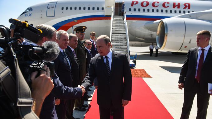 Putina je na letališču sprejela vodja protokola v Sloveniji Ksenija Benedetti. Ker je šlo za obisk pietetne narave, ruskega predsednika na letališču nista pričakala predsednik države in častna četa Slovenske vojske.  | Foto: 