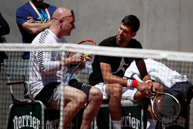 Andre Agassi naj bi Novaka Đokovića spremljal tudi v Wimbledonu. | Foto: Reuters