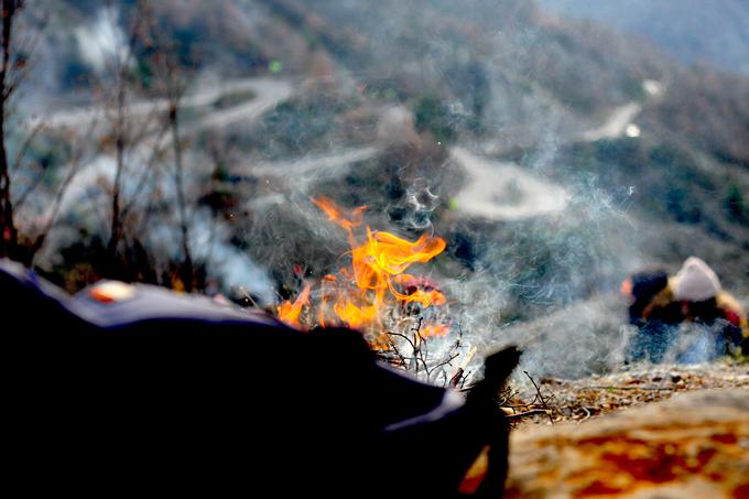 Plamen ognja tudi kot simbol strasti relija, ki ne ugaša in se prenaša iz generacije v generacijo. | Foto: Gregor Pavšič