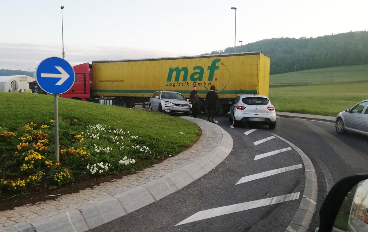 krožišče Grosuplje nesreča | Eden izmed voznikov je v krožišče zapeljal v napačno smer. | Foto Urban Perme