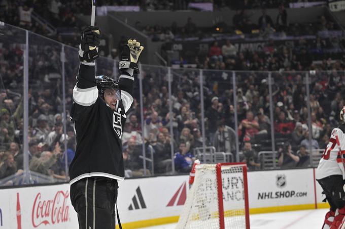 Anže Kopitar je prvi hokejist LA Kings v zgodovini lige NHL, ki je zbral vsaj 300 podaj ob golu z igralcem več. | Foto: Reuters