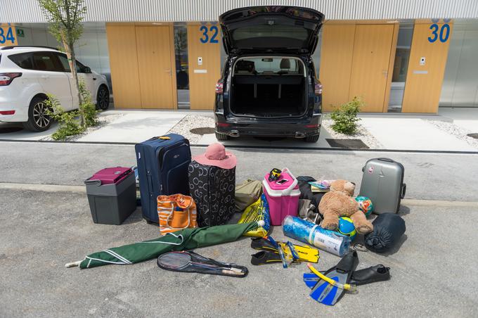 Preden začnemo zlagati stvari, si ob avtomobil postavimo vse, kar nameravamo odpeljati s seboj na počitnice. | Foto: Klemen Korenjak