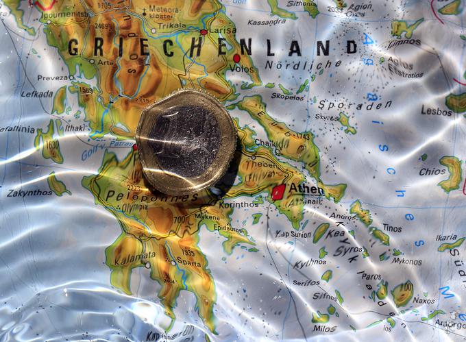 Grčija je država, ki je z goljufijami vstopila v evroobmočje. Na koncu se je izkazalo, da je evro za državo med Jonskim in Egejskim morjem svojevrstni mlinski kamen, ki jo je potegnil proti dnu. | Foto: Reuters