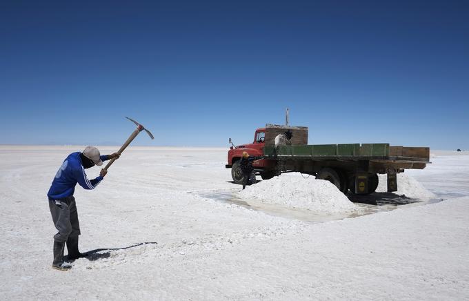 Delavci na nahajališču litija v puščavi Atacama v Čilu med izkopom rude, iz katerega bodo nato pridobili želeno surovino, tako imenovani litijev karbonat. Čisti litij v naravi praktično ne obstaja, ker je zelo reaktiven element in ob izpostavljenosti zraku praktično takoj oksidira oziroma reagira z drugimi snovmi.  | Foto: Reuters