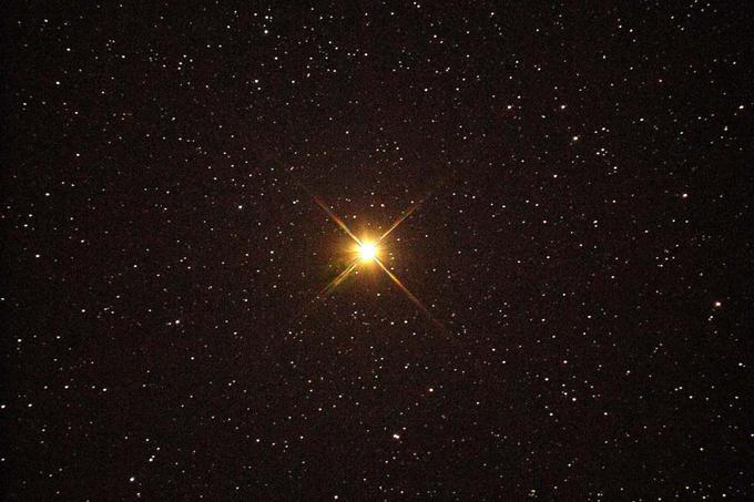 Betelgeuse, ena največjih do zdaj odkritih zvezd, spada v razred rdečih super-orjakinj. Če bi zamenjala naše Sonce, bi pogoltnila Merkur, Venero, Zemljo in Mars, njena površina pa bi se začela nekje v pasu asteroidov med orbitama Marsa in Jupitra. | Foto: Thinkstock