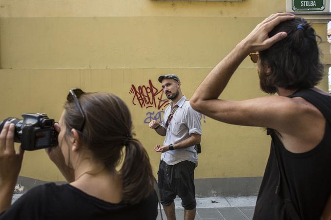 Mesto je pomembno prebirati tudi prek grafitov, poudarja Sandi Abram. Slediti je treba temu demokratičnemu, odprtemu sredstvu komuniciranja, ki ima za razliko od drugih oblik popolni domet. | Foto: Matej Leskovšek
