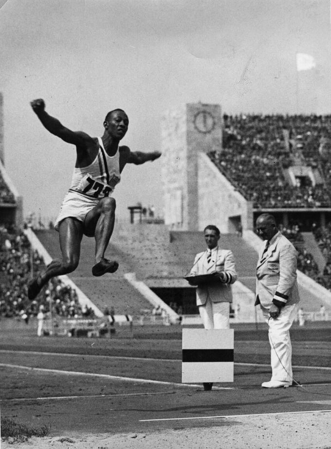 Američana Jesseja Owensa sta brata Dassler tik pred olimpijskimi igrami v Berlinu prepričala, da je tekmoval v njunih copatah. To je ime Adidas poneslo v svet. | Foto: Getty Images