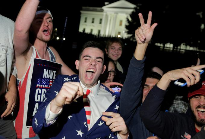 Veselje Trumpovih podpornikov pred Belo hišo. | Foto: Reuters