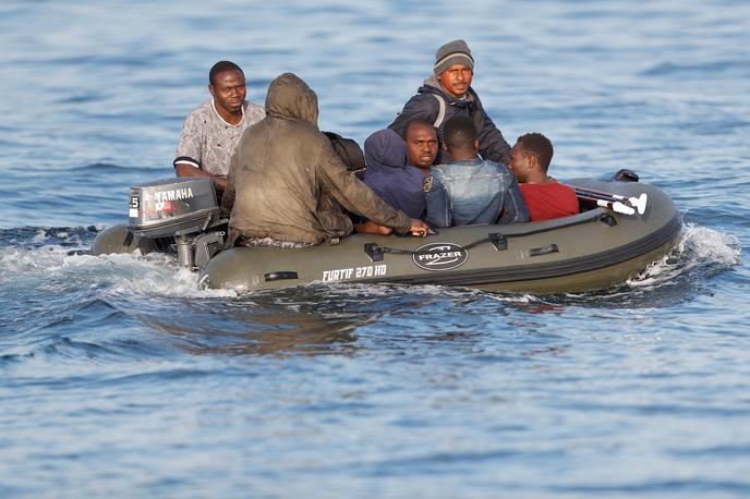 migranti | Mnogo migrantov iz podsaharske Afrike se je v Tuniziji znašlo v negotovem položaju. Številni so čez noč ostali brez strehe nad glavo in taborijo pred veleposlaništvi svojih držav. Nekateri pa so tudi zaprosili za repatriacijo. | Foto Reuters