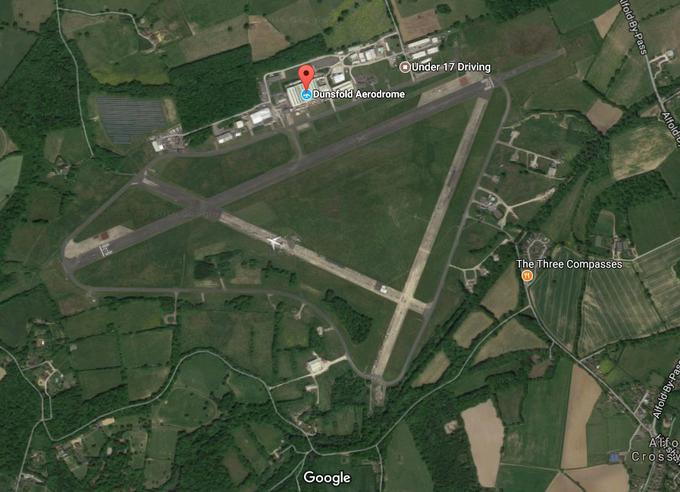 Pogled z zraka na današnje letališče v Dunsfoldu, ki ga je kot testno stezo od leta 2012 uporabljal BBC za oddajo Top Gear. | Foto: Google