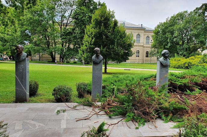 Janez Stanovnik, France Bučar, Stane Kavčič, kip | Kip Janeza Stanovnika je na desni, v sredini je kip Franceta Bučarja, na levi pa kip Staneta Kavčiča. | Foto Peter Jančič