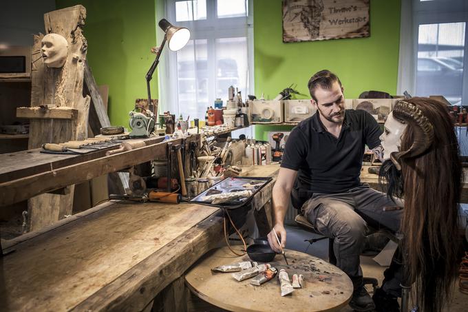 Neunburg vorm Wald, Timm Buckley v lastni delavnici izdeluje maske iz lesa. | Foto: Bernhard Huber