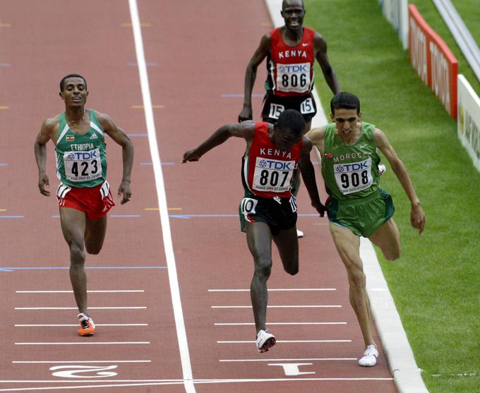 Takole je takrat 18-letni Kipchoge na svetovnem prvenstvu 2003 v Parizu šokiral atletsko javnost in osvojil naslov svetovnega prvaka v teku na 5000 metrov pred Hichamom El Guerroujem in Bekelejem. | Foto: Reuters