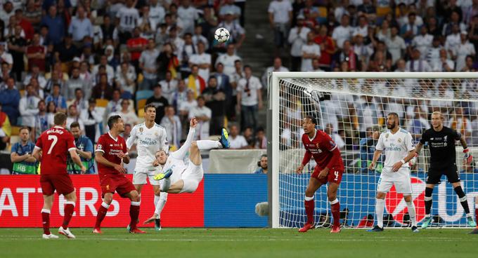 Gareth Bale je le tri minute po vstopu v igro s škarjicami matiral nesrečnega Lorisa Kariusa. | Foto: Reuters