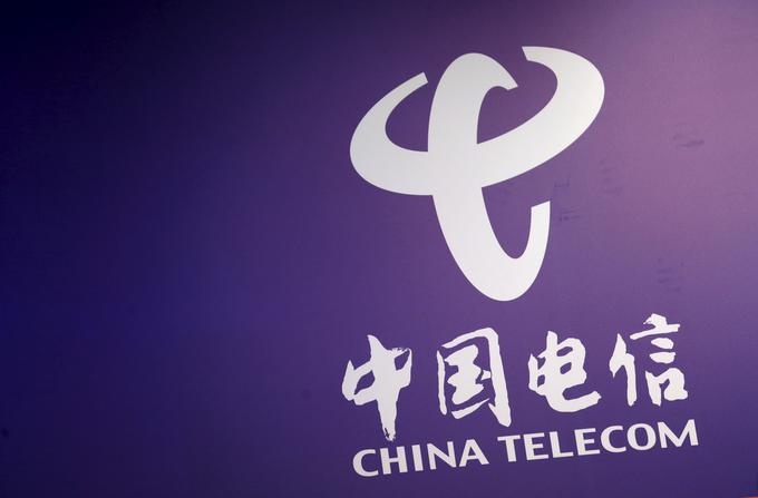 Kitajsko državno telekomunikacijsko podjetje China Telecom je predvsem ponudnik storitev fiksne telefonije, širi pa se tudi na področje mobilne telefonije. Po podatkih iz konca lanskega leta ima 194 milijonov uporabnikov fiksne telefonije in več kot 62 milijonov uporabnikov mobilne telefonije. Tržna vrednost China Telecoma znaša 284 milijard evrov. | Foto: Reuters