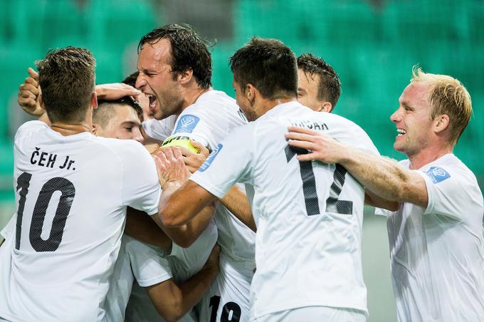 Nogometaši Krškega so se razveselili pomembnih točk v boju za obstanek. | Foto: Vid Ponikvar