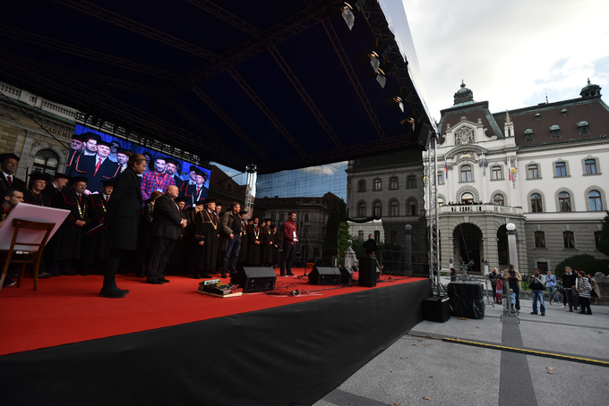 V Ljubljani so študente pozdravili na Kongresnem trgu, kjer ima sedež tudi univerza.  | Foto: STA ,
