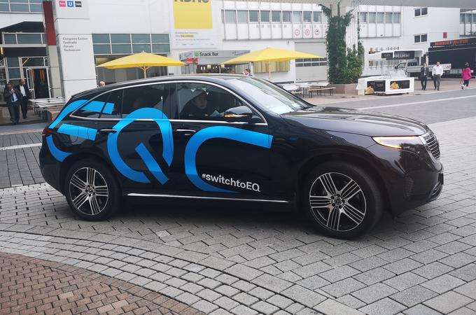 Mercedes-Benzov električni EQ C v Frankfurtu le kot uradno prevozno sredstvo po sejmišču, v Sloveniji ga eno leto po premieri še ne prodajajo. | Foto: Gregor Pavšič