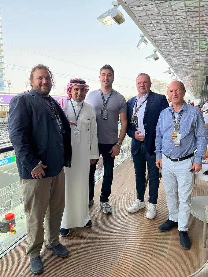 Rado Raspet (drugi z desne) v družbi gostov FIA in princa Kalida Al Sauda, ki je gonilna sila avtomobilskega športa v Savdski Arabiji. | Foto: osebni arhiv/Lana Kokl