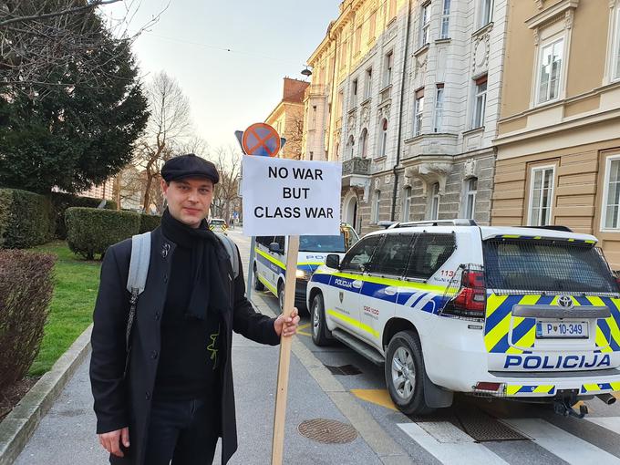 Miha Kordiš na poti na levičarske proteste proti vojni v Ukrajini, ki so bili tudi protesti proti Natu. | Foto: Peter Jančič