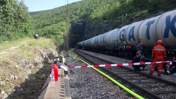 V nesreči tovornega vlaka v Hrastovljah konec junija se je iz cisterne izlilo devet tisoč litrov kerozina. | Foto: Aleš Bržan