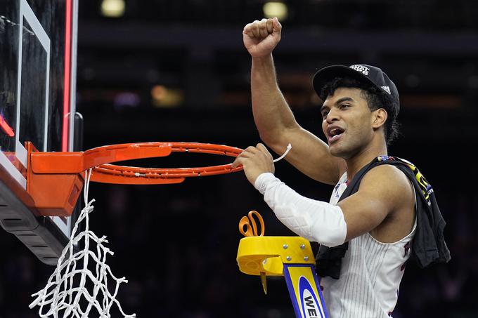 Tradicija osvojitve naslova v NCAA košarkarski ligi je tudi rezanje mreže z obroča. | Foto: AP / Guliverimage