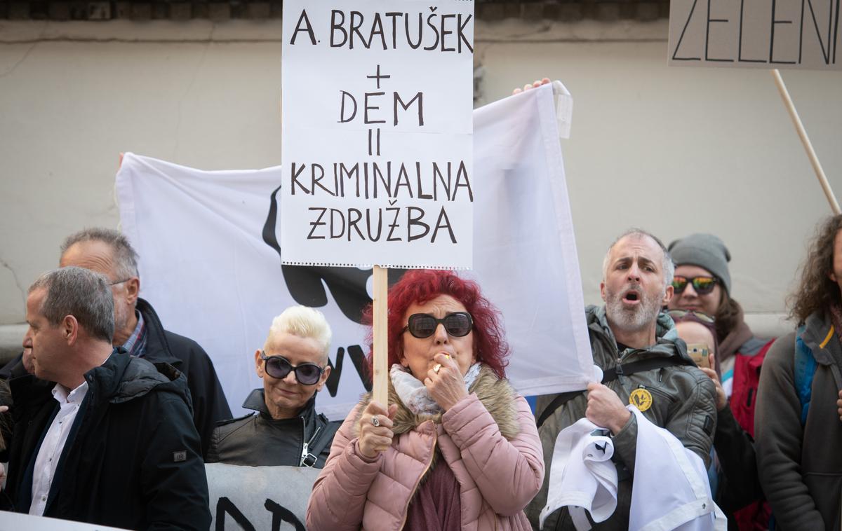 Shod za Muro | Protestniki so bili kritični zlasti do potez infrastrukturne ministrice Alenke Bratušek. | Foto STA