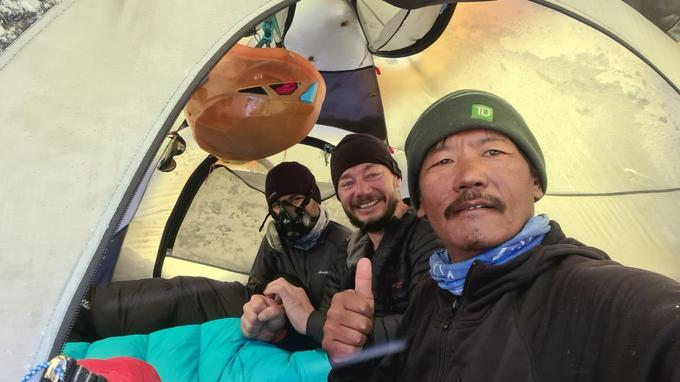 Celinić v šotoru skupaj s šerpo Nimo Tserijem in indijskim alpinistom Akashijem. | Foto: osebni arhiv/Lana Kokl