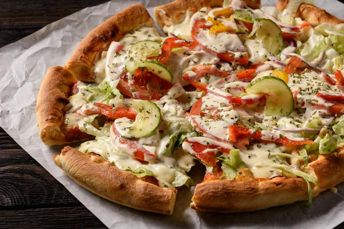Veganske pice so lahko enako bogato obložene kot neveganske, alternativo siru pa lahko pripravite celo doma. | Foto: Getty Images