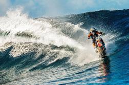 Motodeskanje na Tahitiju: jezdeci valov so dobili motoristično konkurenco