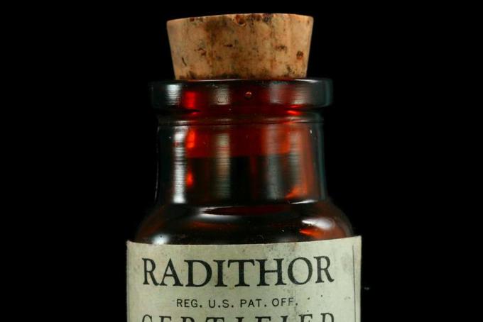 William J. Bailey je uspel v zdravilno moč Radithorja ne le kupcev, temveč tudi številne ameriške zdravnike prepričati predvsem zato, ker je bil Radithor drag kot žafran. Zaradi tega so mnogi verjeli, da zagotovo mora učinkovati, sicer bi bil cenejši. Škodilo sicer ni Baileyevo ponarejanje dokazov, ki so domnevno pričali o zdravilni moči Radithorja. | Foto: 