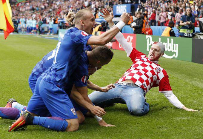Hrvaški navijač se je na tekmi v Parizu izmaknil kontroli varnostnikov in se prebil do igrišča. | Foto: Reuters