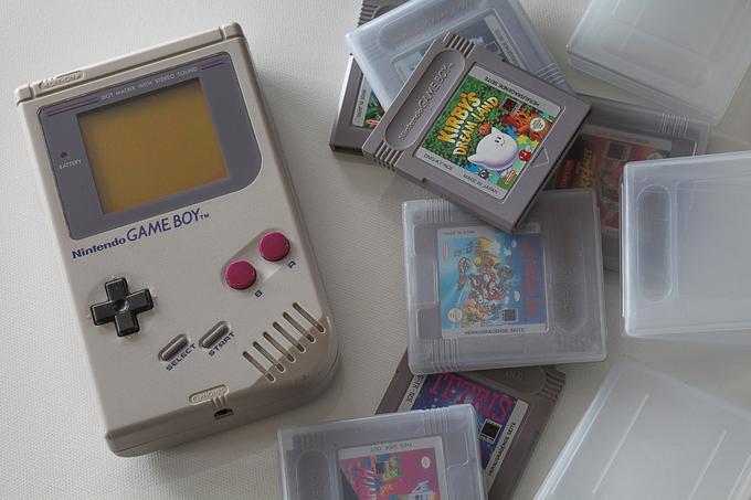 Izvirni Game Boy je izšel leta 1989 in postal takojšnja prodajna uspešnica. Na fotografiji mu družbo delajo nekatere legendarne igre, kot so Super Mario Land (18 milijonov prodanih izvodov), Kirby's Dream Land (pet milijonov prodanih izvodov), DuckTales (1,4 milijona prodanih izvodov) in pa seveda Tetris, najbolje prodajana igra za Game Boy vseh časov. | Foto: Pixabay