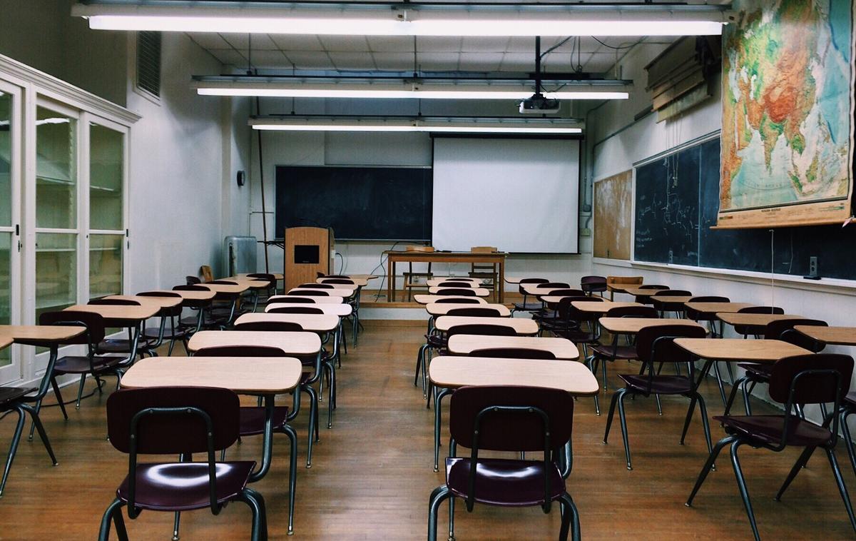 učilnica prazna šola | Največ aktivno okuženih je bilo 3. septembra med učenci osnovnih šol, in sicer kar 41. | Foto Pixabay