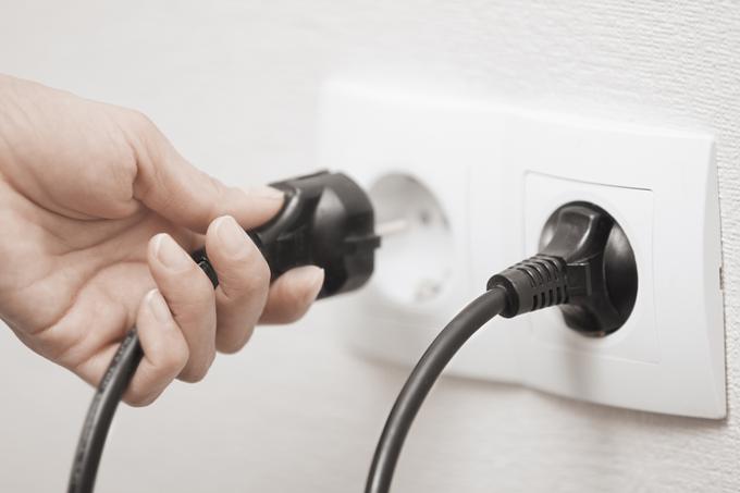 Izklop naprave iz električnega omrežja pred nevihto ne pomeni le pritiska na gumb za izklop, temveč iz električne vtičnice potegniti napajalni kabel.  | Foto: Thinkstock