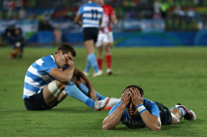 Argentinska igralca ragbija razočarana nad izpadom v četrtfinalu proti igralcem iz Velike Britanije. | Foto: Getty Images