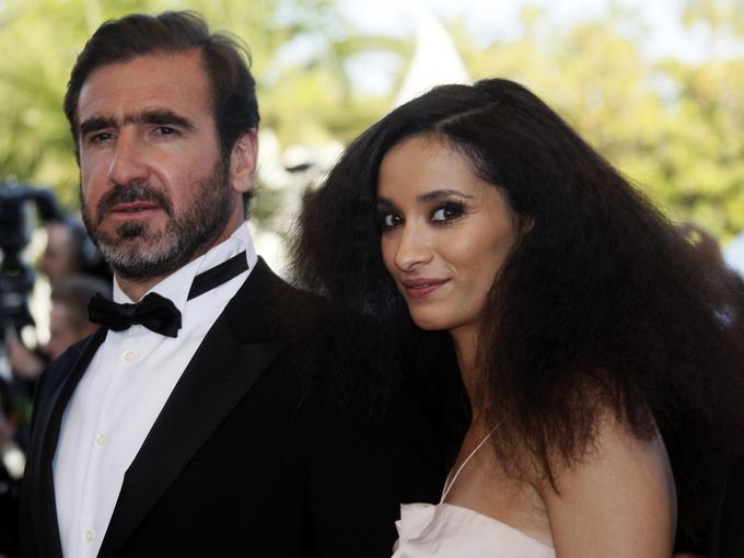 Cantona se je dvakrat poročil. Prvič je bil poročen z Isabelle Ferrer, s katero imata dva otroka, zdaj pa je poročen z igralko Rachido Brakni (na sliki). | Foto: Reuters
