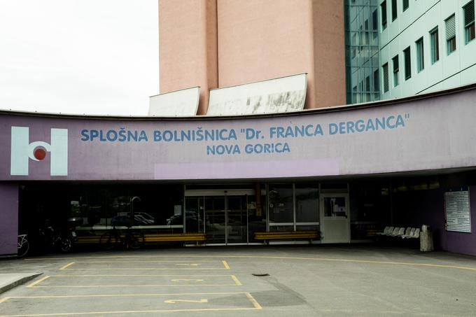 Osumljenca so operirali v Splošni bolnišnici "Dr. Franca Derganca" Nova Gorica. Zdravniško oskrbo so nudili tudi napadenemu policistu. | Foto: Ana Kovač