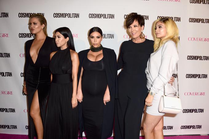 Sestre Kardashian so precej "krive" za pretirane trende v ličenju. Njihovemu zgledu sledi veliko deklet, te, namesto da bi upoštevale razmerja lastnega obraza, raje oponašajo ličenje slavnih sester. | Foto: Getty Images