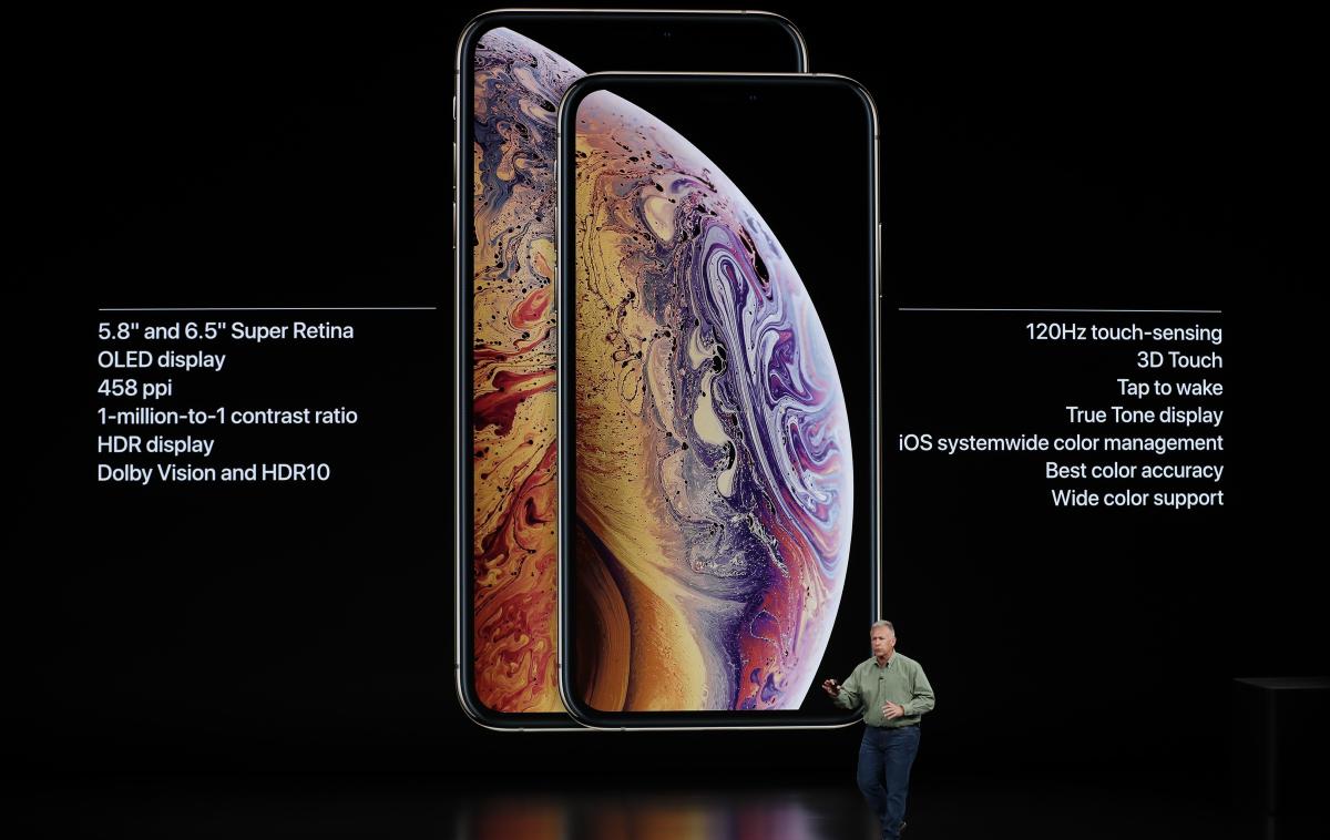 iPhone XS | S premišljeno izbiro delno črnega ozadja na oglaševalskih in predstavitvenih gradivih je Apple zvito skril zarezo na vrhu zaslona ter štel pike in ločljivost zaslona, kot da je ne bi bilo, navajata prvopodpisana tožnika. | Foto Reuters
