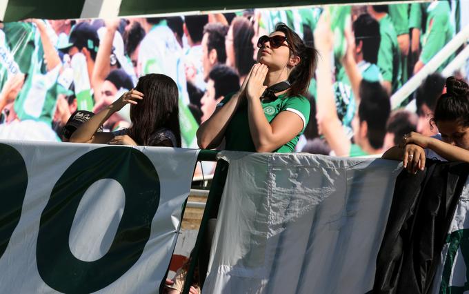 Kaj se bo zgodilo z njihovim priljubljenim klubom, se sprašujejo navijači Chapecoenseja. | Foto: Reuters