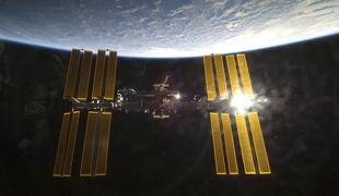 Z dela Mednarodne vesoljske postaje evakuirali astronavte
