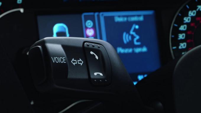 Fordov sistem za komunikacije in razvedrilo SYNC 3 voznikom omogoča upravljanje funkcij zvočnega in navigacijskega sistema ter povezanega pametnega telefona s preprostimi pogovornimi glasovnimi ukazi. | Foto: 