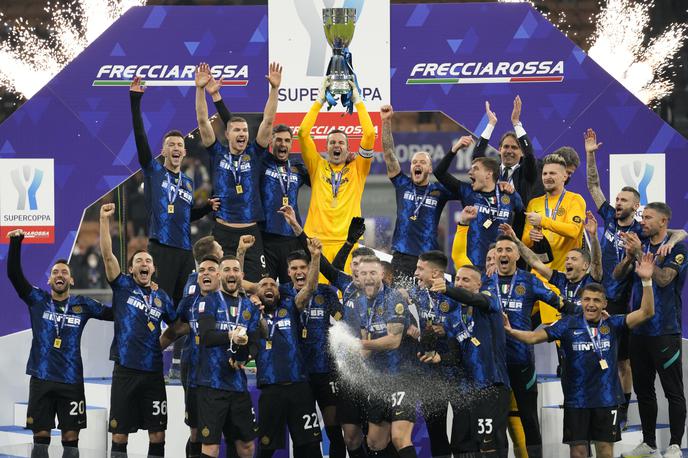 Inter, superpokal, Samir Handanović | Kapetan Interja Samir Handanović je takole dvignil italijanski superpokal. | Foto Guliverimage