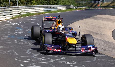 Vettel v šampionskem Red Bullu zapeljal v zeleni pekel #video