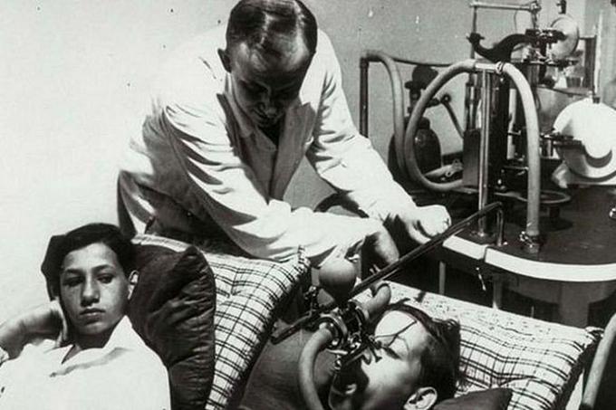 Josef Mengele med "znanstvenim" poskusom na romskih dvojčicah.  | Foto: 