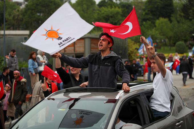 Po besedah vodje turškega vrhovnega volilnega organa Ahmeta Yenerja naj bi bili izidi današnjega drugega kroga predsedniških volitev znani prej kot izidi prvega kroga, saj sta tokrat na glasovnici le dva kandidata, medtem ko so 14. maja hkrati s prvim krogom predsedniških potekale tudi parlamentarne volitve. Yener je dejal še, da današnje volitve doslej potekajo brez zapletov. | Foto: Reuters
